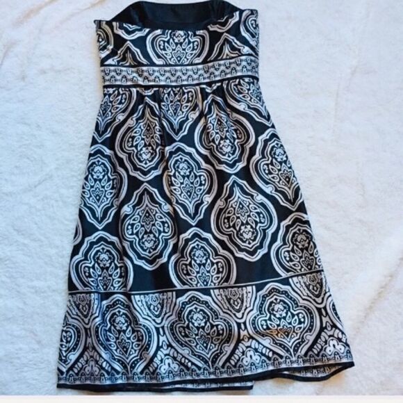 WHITE HOUSE BLACK MARKET STRAPLESS SILK DRESS - Picture 2 of 7